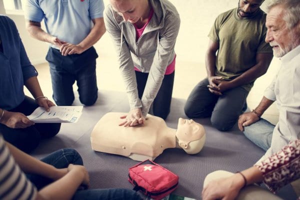 depositphotos_139542368-stock-photo-people-learning-cpr-first-aid