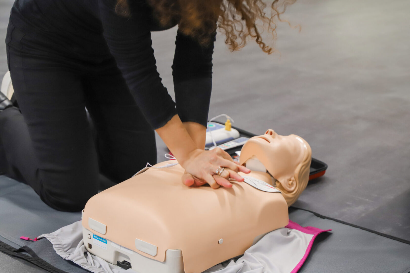 BLSD Defibrillator use course. first aid course - company safety - cardiac massage - Basic Life Support