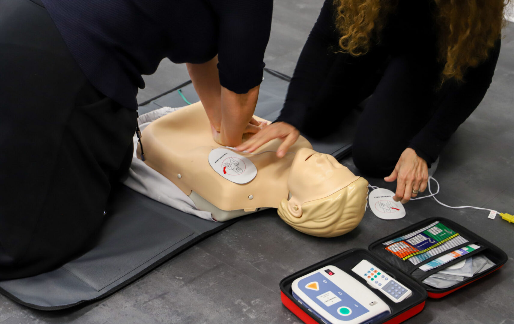 BLSD Defibrillator use course. first aid course - company safety - cardiac massage - Basic Life Support