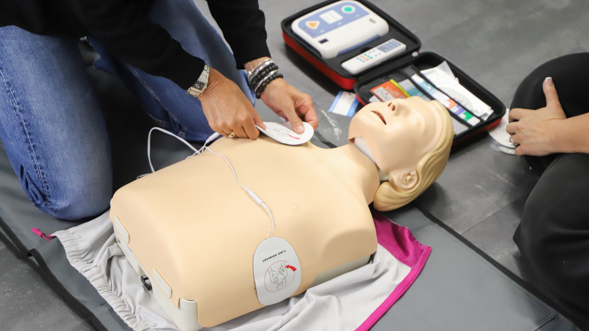 BLSD Defibrillator use course. first aid course - company safety - cardiac massage - Basic Life Support